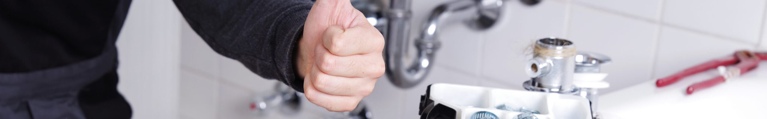 Installateur bei der Arbeit in einem Badezimmer